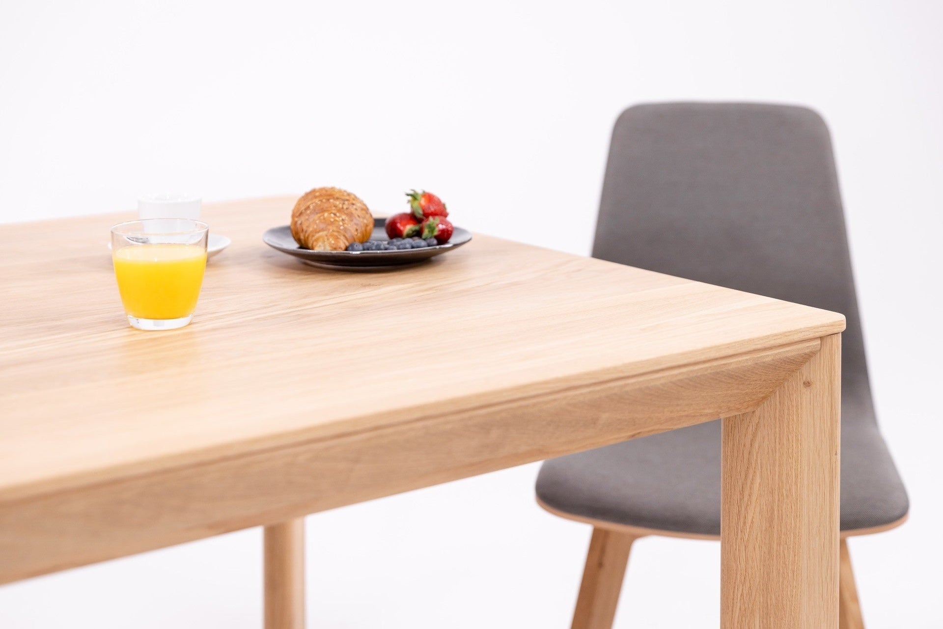 Table de salle à manger fixe en bois massif DITA | KARPIS