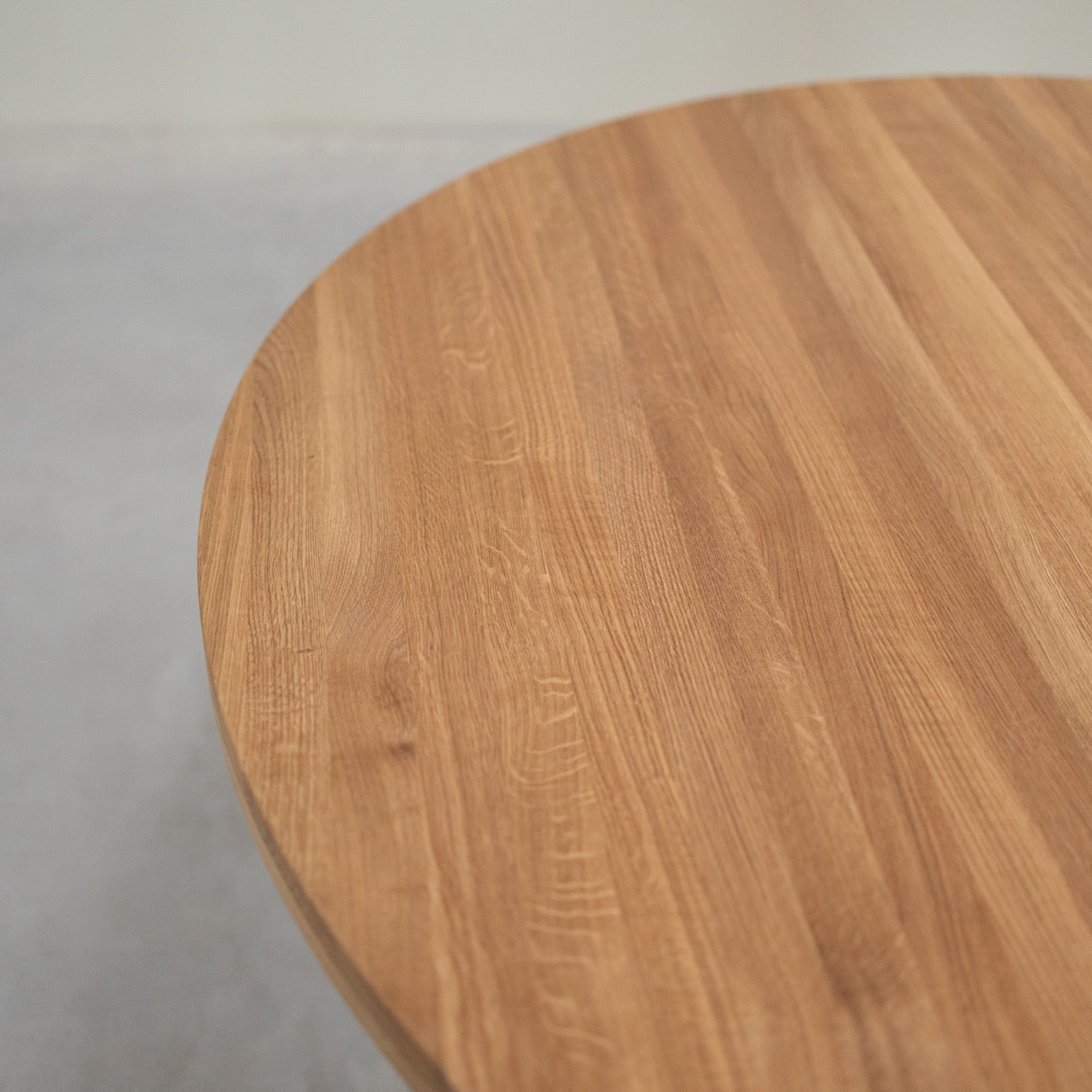 Table de salle à manger ronde à rallonge en chêne massif LEA | VESKOR