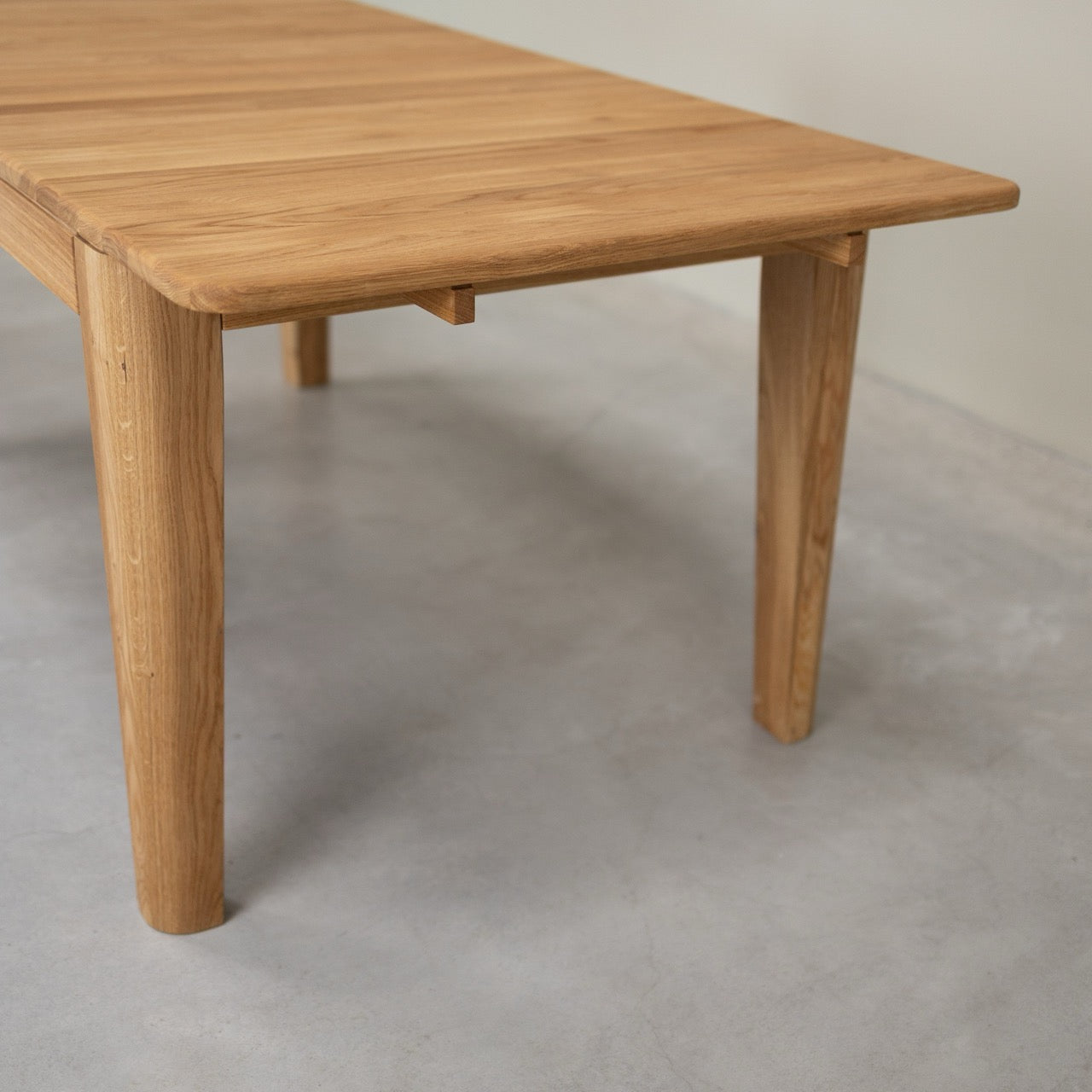 Table de salle à manger à rallonge en chêne massif KODAMA | VESKOR